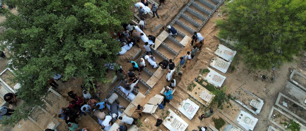 Massenbeerdigung auf einem Friedhof im Gazastreifen.