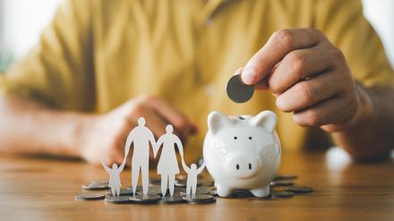 Ist am Ende vom Geld noch Monat übrig? Wenn ein Kind unterwegs ist, fängt bei vielen Paaren das Rechnen an.