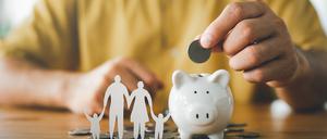 Ist am Ende vom Geld noch Monat übrig? Wenn ein Kind unterwegs ist, fängt bei vielen Paaren das Rechnen an.