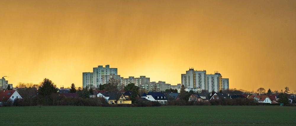 Gelber Himmel vor einem Gewitter über der Gropiusstadt