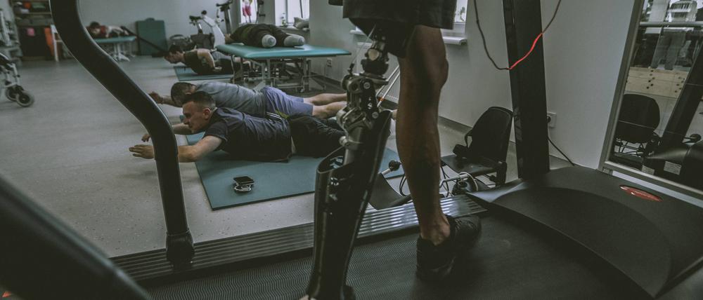 Amputierte Soldaten trainieren im Rehabilitationszentrum „Unbroken“ in Lwiw.