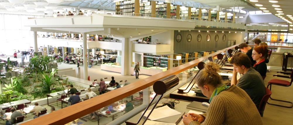 Dampfer oder Raumschiff? Der Lesesaal der Staatsbibliothek am Potsdamer Platz ist futuristisch und retro zugleich.