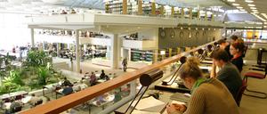 Dampfer oder Raumschiff? Der Lesesaal der Staatsbibliothek am Potsdamer Platz ist futuristisch und retro zugleich.