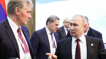Der russische Präsident Wladimir Putin (r.) spricht nach einer verlängerten Sitzung des Obersten Eurasischen Wirtschaftsrates  mit seinem Sprecher Dmitri Peskow (l.). (Archivbild)