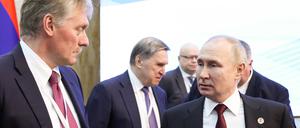 Der russische Präsident Wladimir Putin (r.) spricht nach einer verlängerten Sitzung des Obersten Eurasischen Wirtschaftsrates  mit seinem Sprecher Dmitri Peskow (l.). (Archivbild)