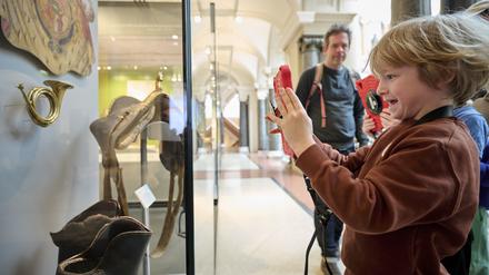 Die Roboter Rallye im Museum für Kommunikation Berlin ist am besten für Kinder zwischen 8 und 12 Jahren geeignet. Jüngere Besucher:innen können mit Begleitung auch mitmachen.
