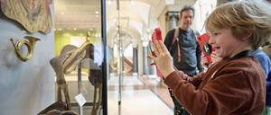 Die Roboter Rallye im Museum für Kommunikation Berlin ist am besten für Kinder zwischen 8 und 12 Jahren geeignet. Jüngere Besucher:innen können mit Begleitung auch mitmachen.