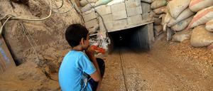 Ein Junge vor einem Tunnel, der für den Schmuggel zwischen Gaza und Ägypten genutzt wird. 