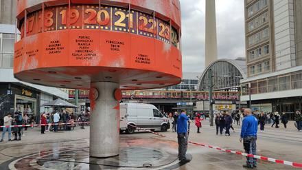Berlin, Deutschland, 17.10.2023: Protest von Klimaaktivisten der Letzten Generation am Alexanderplatz die Weltzeituhr wurde von Aktivisten besetzt und mit oranger Farbe beschmiert - die Reinigung hat bereits begonnen *** Berlin, Germany, 17 10 2023 Protest by climate activists of the Last Generation at Alexanderplatz the world time clock was occupied by activists and smeared with orange paint the cleaning has already started Copyright: xdtsxNachrichtenagenturx dts_24256