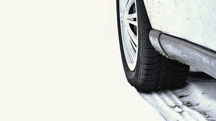 Car in winter. Tire on a snowy road in bad weather.
Winterreifen, Winter