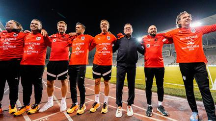 Geschafft. Österreichs Team um Rangnick (in schwarz) feiert.