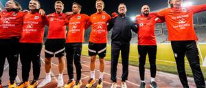 Geschafft. Österreichs Team um Rangnick (in schwarz) feiert.