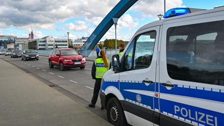 Die Bundespolizei kontrolliert den Einreiseverkehr am deutsch-polnischen Grenzübergang Stadtbrücke zwischen Frankfurt (Oder) und Slubice.