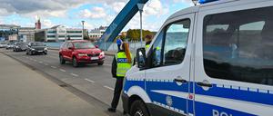 Die Bundespolizei kontrolliert den Einreiseverkehr am deutsch-polnischen Grenzübergang Stadtbrücke zwischen Frankfurt (Oder) und Slubice.