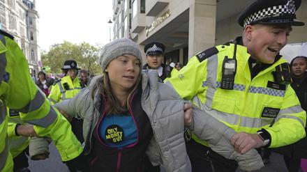 Greta Thunberg wird von Polizeibeamten während der «Oily Money Out»-Demonstration vor dem Intercontinental Hotel abgeführt.