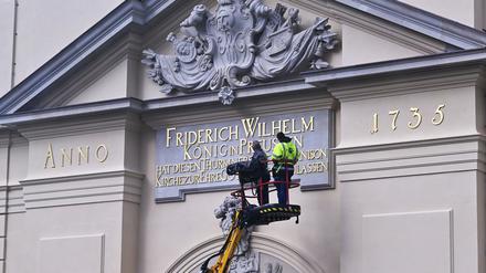 Vergoldete Buchstaben und das Erbauungsjahr am Garnisonkirchturmm