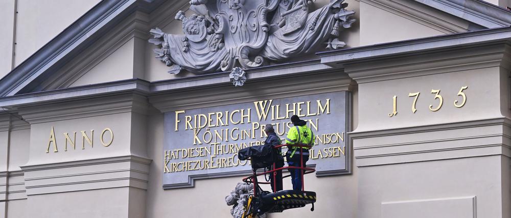 Vergoldete Buchstaben und das Erbauungsjahr am Garnisonkirchturmm