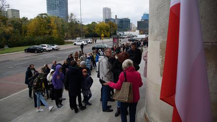 Poland votes in parliamentary election. People queue outside a polling station during Poland s parliamentary election in Warsaw, Poland, October 15, 2023. Warsaw Poland Copyright: xAleksanderxKalkax