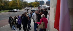 Poland votes in parliamentary election. People queue outside a polling station during Poland s parliamentary election in Warsaw, Poland, October 15, 2023. Warsaw Poland Copyright: xAleksanderxKalkax
