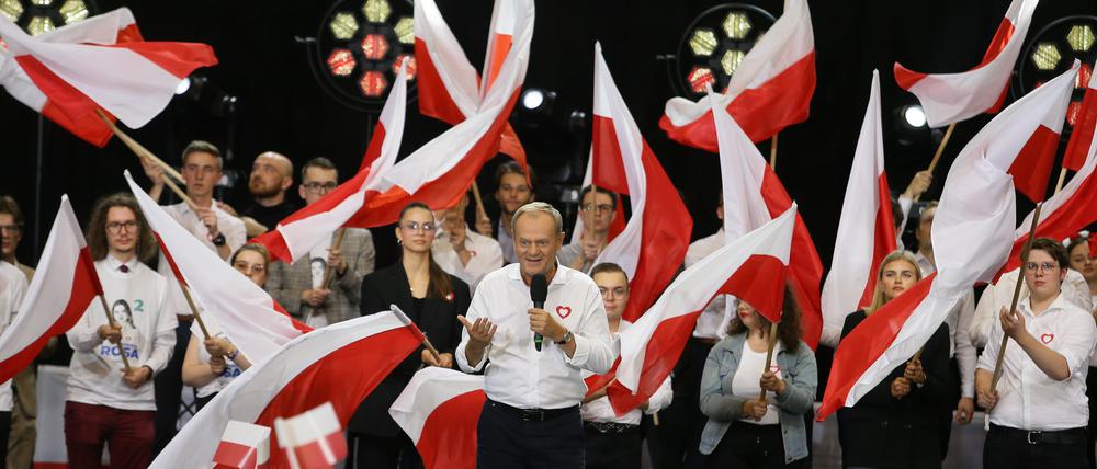 Donald Tusk, Vorsitzender der liberalkonservativen Bürgerkoalition (KO) und ehemaliger Präsident des Europäischen Rates, feiert den Erfolg mit seinen Anhänger:innen.
