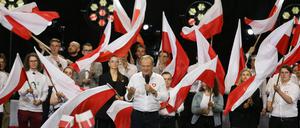 Donald Tusk, Vorsitzender der liberalkonservativen Bürgerkoalition (KO) und ehemaliger Präsident des Europäischen Rates, feiert den Erfolg mit seinen Anhänger:innen. 