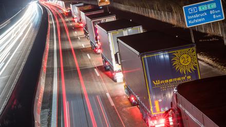 Lastwagen stehen auf der Autobahn A93 vor der bayerisch-österrreichischen Grenze in Fahrtrichtung Österreich im Stau.