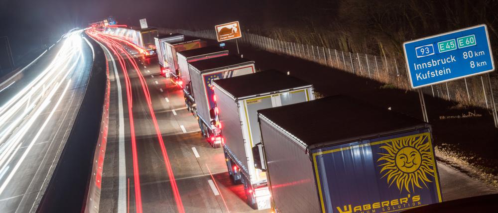 Lastwagen stehen auf der Autobahn A93 vor der bayerisch-österrreichischen Grenze in Fahrtrichtung Österreich im Stau.