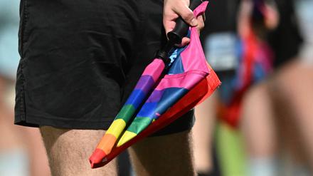 Queere Atleth:innen erfahren oftmals Diskriminierung und viele trauen sich bis heute nicht, offen mit ihrer sexuellen Orientierung umzugehen.