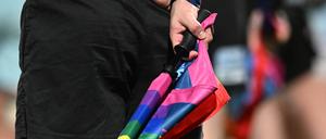 Queere Atleth:innen erfahren oftmals Diskriminierung und viele trauen sich bis heute nicht, offen mit ihrer sexuellen Orientierung umzugehen.