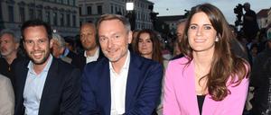 Der Vorsitzende der FDP in Bayern Martin Hagen (links), FDP-Fraktionsvorsitzender Christian Lindner (Mitte) und FDP-Landtagskandidatin Susanne Seehofer (rechts) in München vor der vergangenen Landtagswahl.