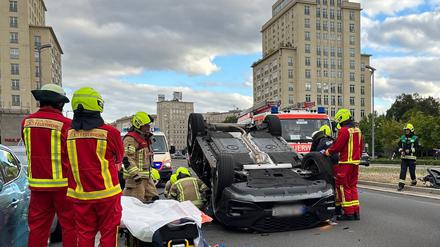 Auf der Karl-Marx-Allee sind am Dienstag zwei Autos ineinander gekracht. Eine Frau musste vom Technischen Dienst aus ihrem Wagen geborgen und notärztlich betreut werden.