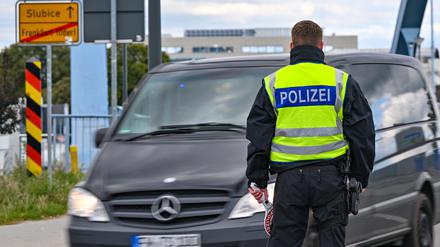Die Bundespolizei kontrolliert den Einreiseverkehr am deutsch-polnischen Grenzübergang Stadtbrücke zwischen Frankfurt (Oder) und Slubice.  