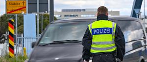 Die Bundespolizei kontrolliert den Einreiseverkehr am deutsch-polnischen Grenzübergang Stadtbrücke zwischen Frankfurt (Oder) und Slubice.