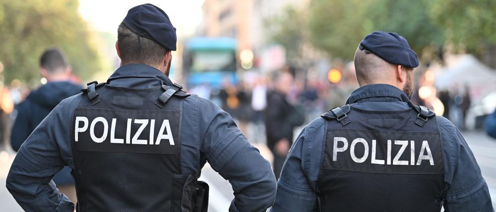 Polizisten stehen in Rom. (Archivbild)