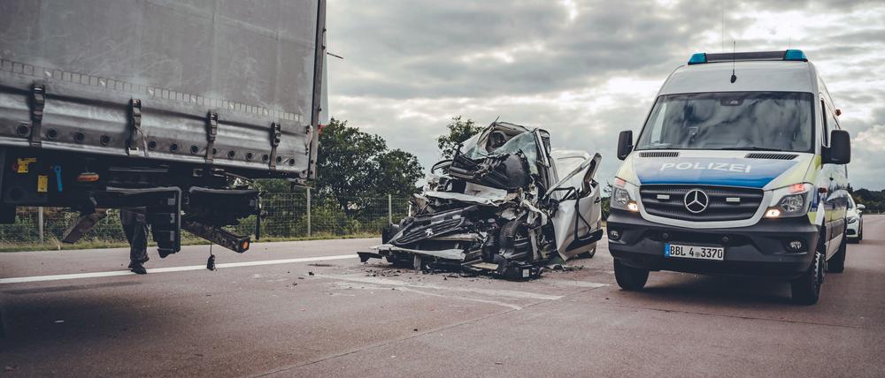 Einsatzkräfte der Polizei sind an der Unfallstelle auf der A9 Richtung Berlin bei Beelitz im Einsatz, wo es zu einem tödlichen Auffahrunfall von einem Kleintransporter auf einen Lkw gekommen ist.