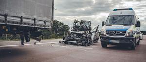Einsatzkräfte der Polizei sind an der Unfallstelle auf der A9 Richtung Berlin bei Beelitz im Einsatz, wo es zu einem tödlichen Auffahrunfall von einem Kleintransporter auf einen Lkw gekommen ist.