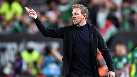 Bundestrainer Julian Nagelsmann gibt taktische Anweisungen beim Spiel gegen Mexiko.