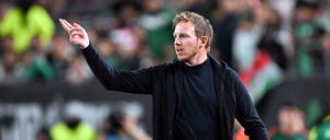Bundestrainer Julian Nagelsmann gibt taktische Anweisungen beim Spiel gegen Mexiko.