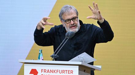 17.10.2023, Hessen, Frankfurt/Main: Slavoj Zizek, slowenischer Philosoph, spricht während der Eröffnungsfeier der Frankfurter Buchmesse. Gastland der weltgrößten Bücherschau, die bis zum 22. Oktober stattfindet, ist im Jubiläumsjahr Slowenien. Foto: Arne Dedert/dpa +++ dpa-Bildfunk +++