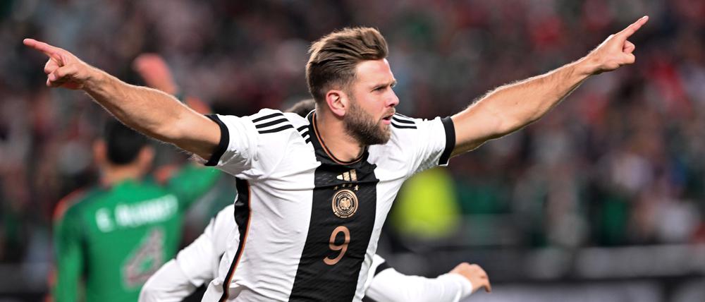 Deutschlands Niclas Füllkrug jubelt nach seinem Tor zum 2:2.