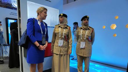 Franziska Giffey schaute sich am Mittwoch auf der Gitex Global in Dubai unter anderem Technologien für eine digitale Verwaltung an.