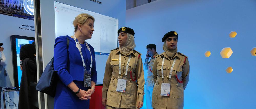 Franziska Giffey schaute sich am Mittwoch auf der Gitex Global in Dubai unter anderem Technologien für eine digitale Verwaltung an.