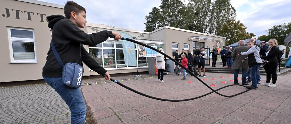 Über die Sportbox kann in Teltow kostenfrei Trainingsequipment ausgeliehen werden.