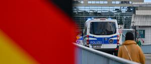 17.10.2023, Brandenburg, Frankfurt (Oder): Die Bundespolizei kontrolliert den Einreiseverkehr am deutsch-polnischen Grenzübergang Stadtbrücke zwischen Frankfurt (Oder) und Slubice. Mit der Entscheidung von Bundesinnenministerin Nancy Faeser (SPD) vom 16.10.2023 sind vorübergehend Binnengrenzkontrollen eingeführt worden. Faeser hatte angekündigt, dass sie stationäre Kontrollen für die Grenzen zu Polen, Tschechien und der Schweiz bei der EU-Kommission angemeldet habe. Foto: Patrick Pleul/dpa +++ dpa-Bildfunk +++