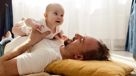 Bei Papa bestens aufgehoben? Na klar, aber noch immer nehmen Männer sehr viel weniger Elternzeit als Frauen.