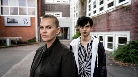 Helen Dorn (Anna Loos) unterhält sich mit Denniz Burhan (Dominik Ganser) auf dem Schulgelände.
