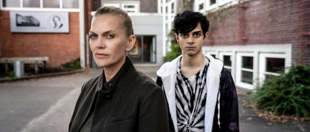 Helen Dorn (Anna Loos) unterhält sich mit Denniz Burhan (Dominik Ganser) auf dem Schulgelände. 