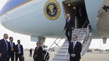 Joe Biden, Präsident der USA, verlässt die Air Force One nach seiner Ankunft auf dem internationalen Flughafen Ben Gurion.