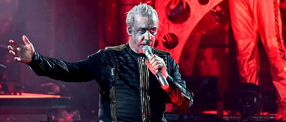 Rammstein Frontsänger Till Lindemann performt den Song „Deutschland“.