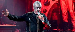 Rammstein Frontsänger Till Lindemann performt den Song „Deutschland“.